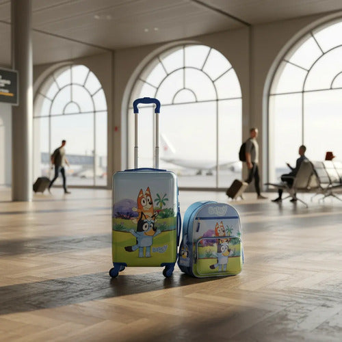 Set Maleta Rígida Ruedas + Mochila Bluey Infantil Viaje Celeste Lisa
